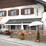 ©Wirtschaft zum Schmied - Biergarten entlang der Nebelhornstrasse Biergarten der Wirtschaft zum Schmied entlang der Nebelhornstrasse
