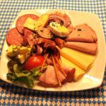 ©Wirtschaft zum Schmied - Brotzeitteller "Schmiede-Art" fein garniert mit Brot und Butter Brotzeitteller "Schmiede-Art" fein garniert mit Brot und Butter in der Wirtschaft zum Schmied