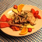 ©Wirtschaft zum Schmied - Fitness-Salat - bunter Salatteller mit Kräuterdressing und gebratenen Putenstreifen, mit Früchten garniert Fitness-Salat - bunter Salatteller mit Kräuterdressing und gebratenen Putenstreifen, mit Früchten garniert in der Wirtschaft zum Schmied