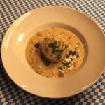 ©Wirtschaft zum Schmied - Hausgemachter Semmelknödel mit frischer Champignonrahmsauce Hausgemachter Semmelknödel mit frischer Champignonrahmsauce in der Wirtschaft zum Schmied