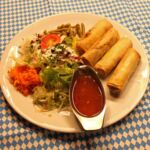 ©Wirtschaft zum Schmied - Hausgemachte Thai-Frühlingsrollen mit Sweet-Chili-Sauce und Salatgarnitur Hausgemachte Thai-Frühlingsrollen mit Sweet-Chili-Sauce und Salatgarnitur in der Wirtschaft zum Schmied
