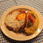 ©Wirtschaft zum Schmied - Leberkäse angebräunt mit Spiegelei, Bratensauce und Kartoffelsalat Leberkäse angebräunt mit Spiegelei, Bratensauce und Kartoffelsalat in der Wirtschaft zum Schmied