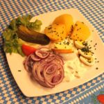 ©Wirtschaft zum Schmied - Zarte Matjesfilets "Hausfrauen Art" mit Apfel-Sahne-Sauce und Salzkartoffeln Zarte Matjesfilets "Hausfrauen Art" mit Apfel-Sahne-Sauce und Salzkartoffeln in der Wirtschaft zum Schmied