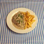 ©Wirtschaft zum Schmied - Schnitzel Rheinländer Art mit Champignonrahm und Pommes Frites Schnitzel Rheinländer Art mit Champignonrahm und Pommes Frites in der Wirtschaft zum Schmied