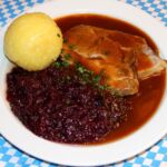 ©Wirtschaft zum Schmied - Schweinebraten mit Rotkohl und Kartoffelknödel Schweinebraten mit Rotkohl und Kartoffelknödel in der Wirtschaft zum Schmied