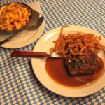 ©Wirtschaft zum Schmied - Wiener Zwiebelrostbraten (Rumpsteak) mit Pommes und Bratensauce Wiener Zwiebelrostbraten (Rumpsteak) mit Pommes und Bratensauce in der Wirtschaft zum Schmied